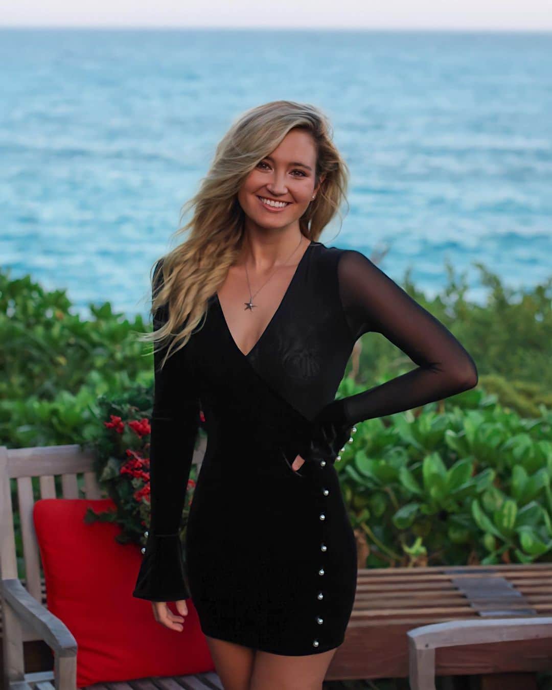 サシャ・カリスのインスタグラム：「Merry Christmas!!” 🎄🎁❤️ Wishing all of you and your families a wonderful and magical Christmas. ✨  #christmas #christmas2020 #christmastime #holidayseason #holidays #bahamas #christmasinthebahamas #christisborn」