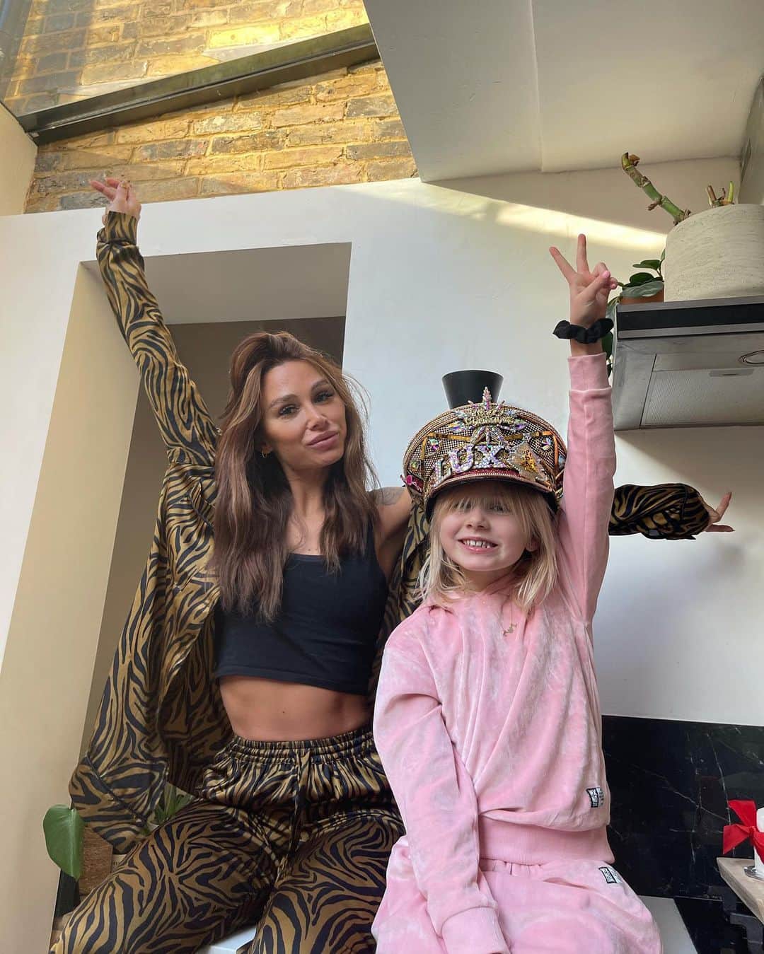 ルー・ティーズデールのインスタグラム：「Happy little Christmas ❤️ hope you’re all ok.. miss my family, miss our elderly guests from our Christmas lunch event @goldenyearshackney 🤍🤍🤍 here’s to next year big Christmas x」