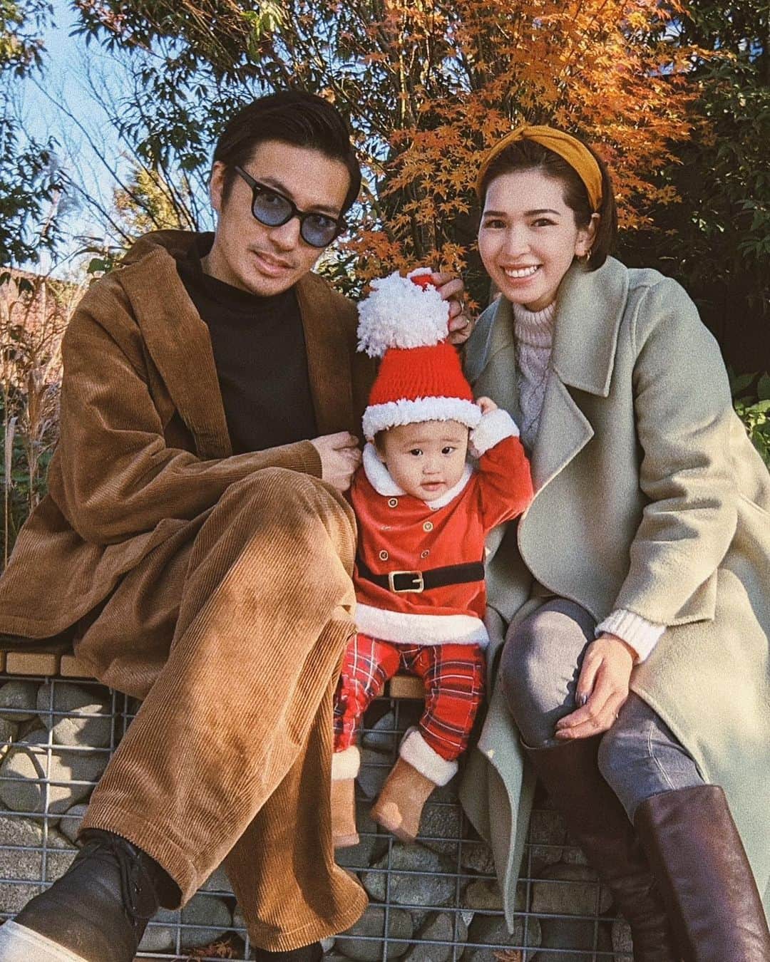 来夏のインスタグラム：「#🎄 Merry Christmas!!🌟  トナカイパパ🦌👨🏻 サンタムスメ🎅🏽👶🏻 ツリーママ🎄👩🏽  さりげない ワンマイル クリスマス コーデです🤣 こんなご時世なので スーパーに行くだけのお散歩で 自分たちだけのちょっとわくわくを楽しみました😊 作る気満々だったけど 結局お惣菜に惹かれてしまいました🤤🍴  黄色のカチューシャは星 グリーンのコートは葉っぱ ブーツは幹をイメージしました🤣🎄爆  #merrychristmas  #Christmas #xmas #family  #クリスマス #クリスマスコーデ #ワンマイルコーデ #女の子ママ #1歳0ヶ月」