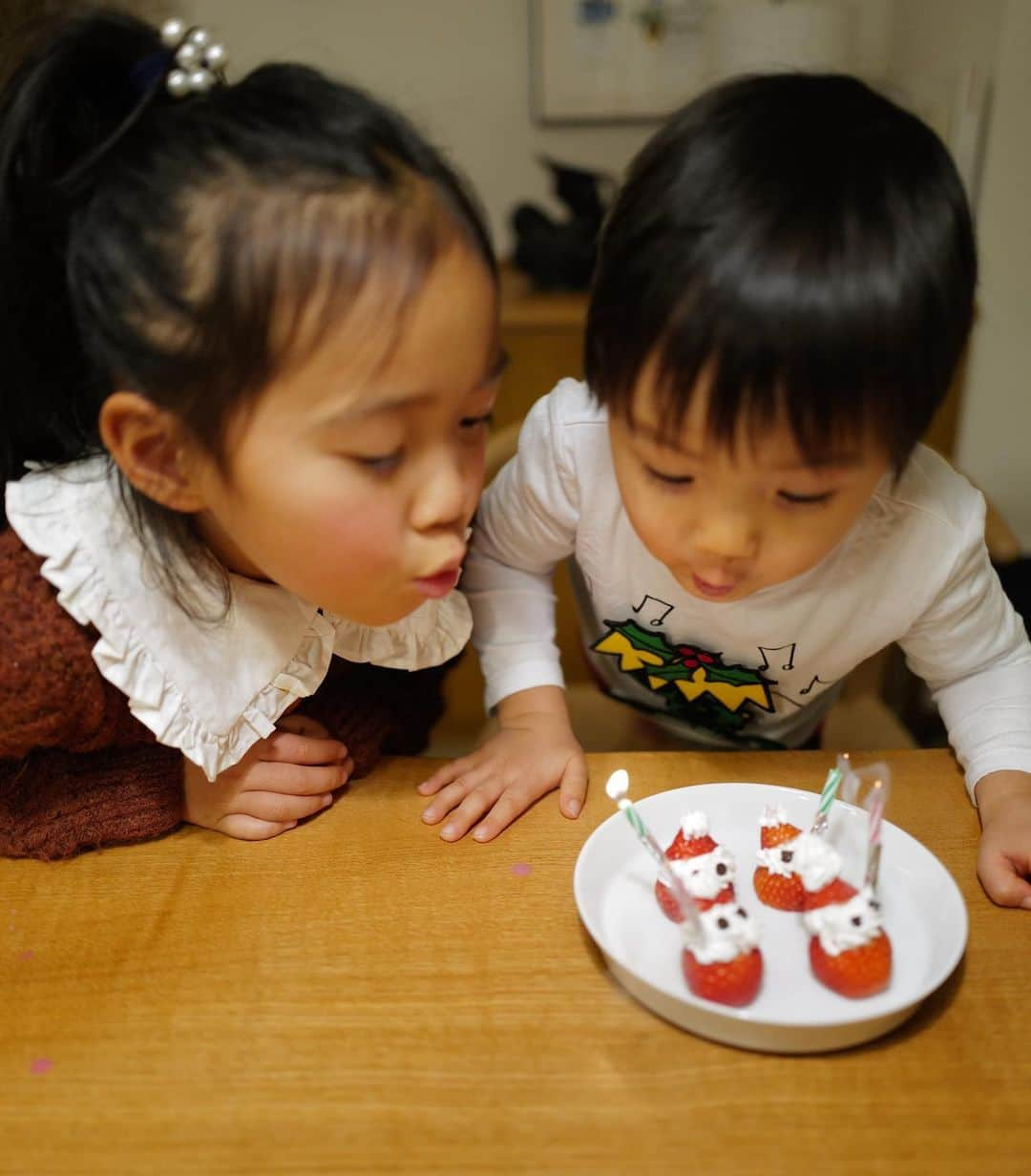 正中雅子さんのインスタグラム写真 - (正中雅子Instagram)「メリクリ🎄🎅🎁 * イヴの前日に娘がリクエストの一輪車の色を水色とサンタさんにお願いしだして 🙄え！？！？パープル買ってるし！🙄 と焦ってヒヤヒヤクリスマスの朝を迎えました笑 * どーなるかと思ったけど パープルかわいい！！！！💜と言ってくれてひと安心でサンタさんへの感謝の舞を披露する娘😇 * そして、今年のサンタ業務はパパサンタだったためリクエスト＋αがあり娘がずーーっと 「今年のサンタさん沢山くれてすごいね！いつもひとつなのに！！なんで！？小学校でも二つもらった子いるか聞いてみる！！」とキラキラさせていたかわいい7歳🥰🎁 * 息子は分かってるのか分かってないのかわからないがプレゼントがあることに喜んでいた🐒🎁 * バタバタで24.25日共に帰るのも遅くなりケーキ買えなかったり25日も近所の　@mitsuko0315_threem に頼ったりとポンコツ母ちゃんだったけど許してね😇🐒笑♡ * 子供達からもらう笑顔の幸せのパワーはすごい🤍 * Christmasばんざい🎄」12月25日 23時57分 - masacoshonaka