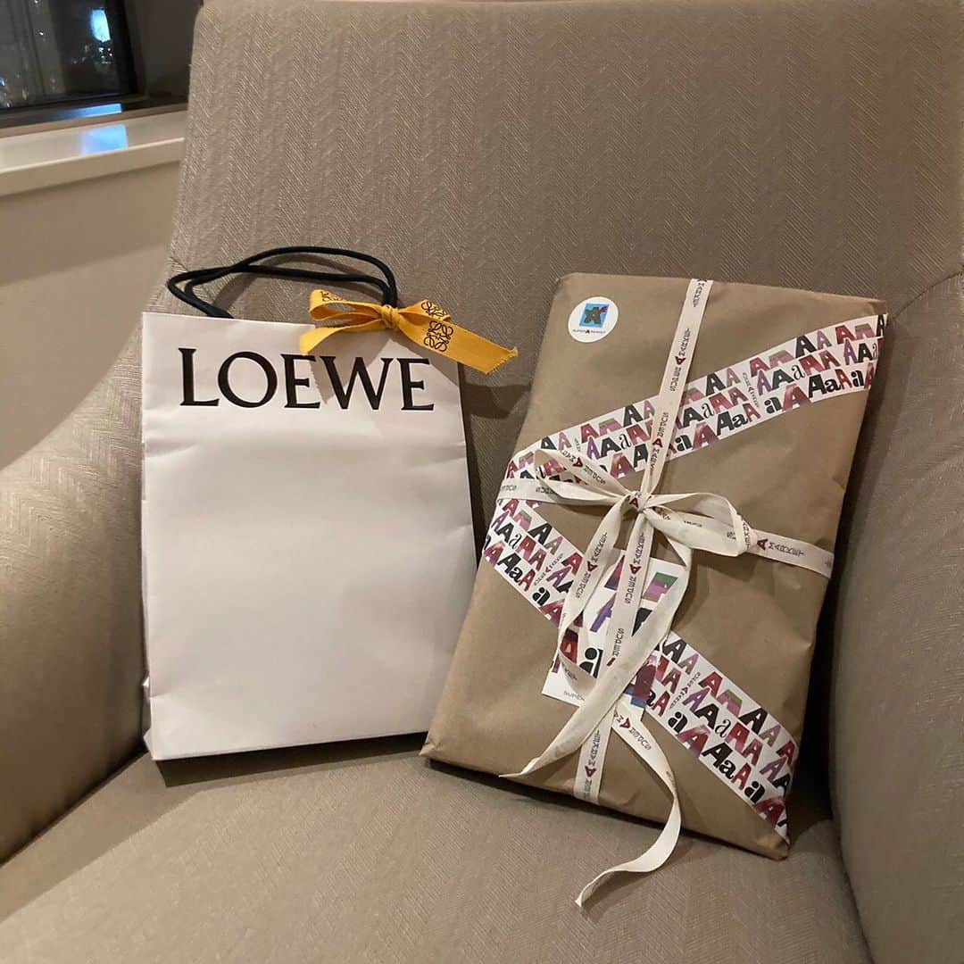 三好あんなのインスタグラム：「Christmas present🎁🎅 . . 私は手袋を👨🏻に🤲 . . お互いがそれぞれあげたいものをプレゼントし合ったのですが、プレゼント選びのセンスに自信がない私は悩みに悩みました🤣 . . #chrismas #chrismaspresent  #loewe #superamarket」