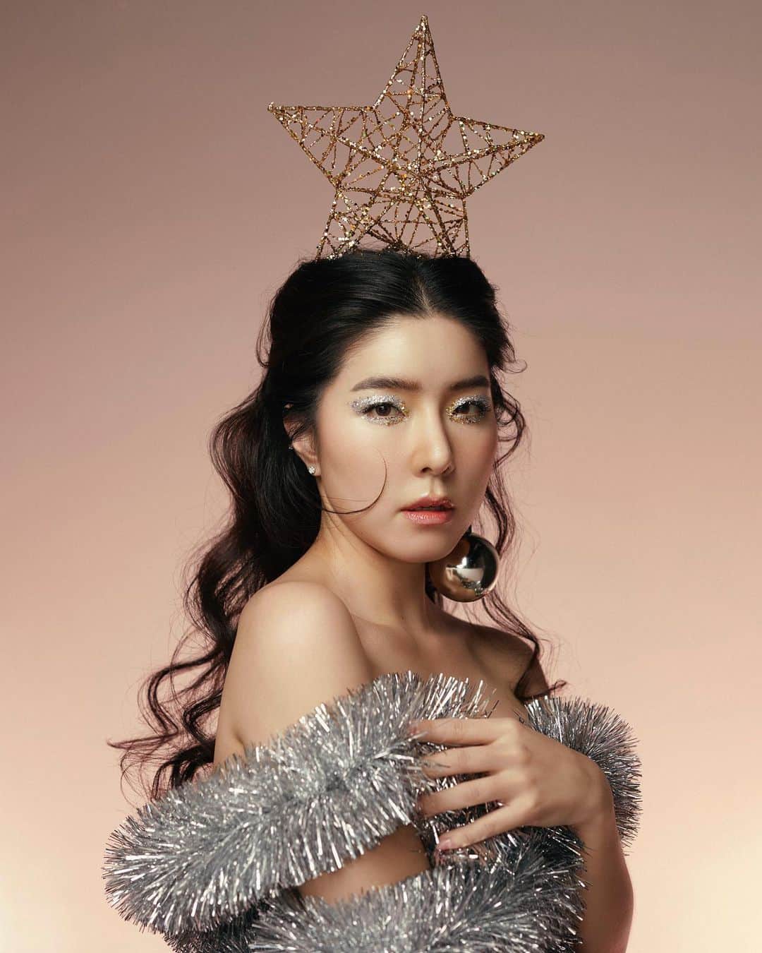 GYEON SEOのインスタグラム：「_* Christmas Wonder 🎄✨ . . MU @minddmakeup  HAIR @komkiss_hairstylist  PHOTOGRAPHER @kkentia」