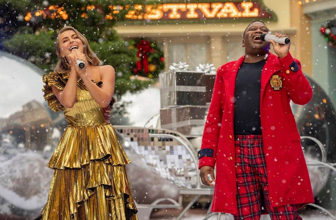 アメリカン・ブロードキャスティング・カンパニーのインスタグラム：「The wait is over! Gather the whole fam and join our hosts, @juleshough and @instatituss, at @waltdisneyworld for the #DisneyChristmasCelebration starting NOW! 🎄」