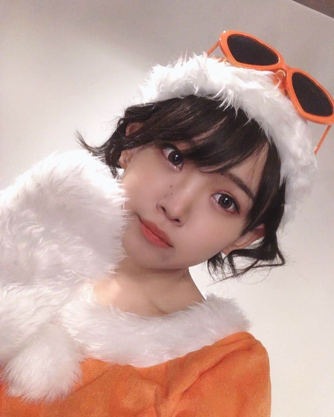星流さりあのインスタグラム：「🎅MERRY CHRISTMAS🌲 オレンジサンタ(赤さんた着れなくなってきた（笑）)  ……………★…………… 本日からAmazonpraimにて 「仮面女子のキラリズム」配信開始！  #オレンジサンタ #クリスマスネイル #クリスマス #ショートカット」