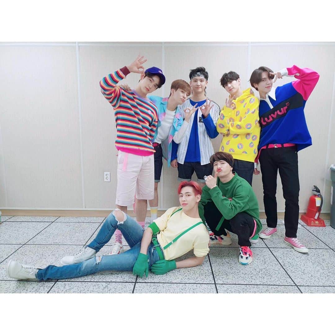 GOT7のインスタグラム：「[ #Piece_Of_GOT7 #💚 ] 아가새와 함께한 크리스마스는 딱 좋아👌 2015년으로 타임머신 탄 오늘⏱  Christmas with I GOT7 is Just right👌 GOT7 took a time machine and back to 2015⏱  #GOT7 #갓세븐 #IGOT7 #아가새 #GOT7_BreathofLove_LastPiece #GOT7_Breath #GOT7_LASTPIECE #2020SBS가요대전」