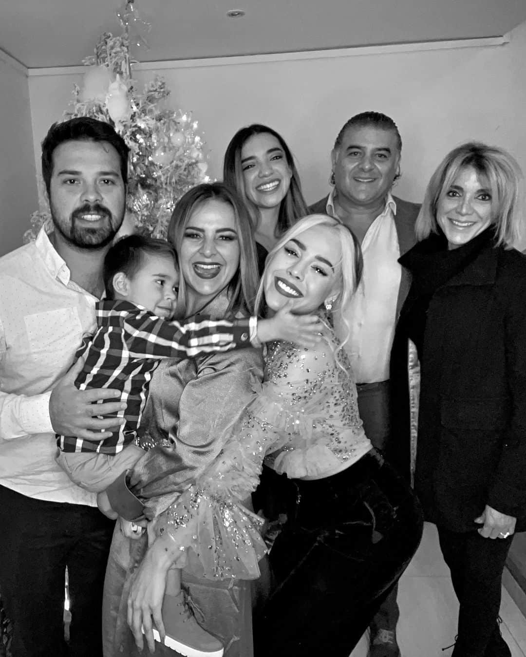 Danna Paolaさんのインスタグラム写真 - (Danna PaolaInstagram)「The Rivera’s family Christmas 🎄🌟 FELIZ NAVIDAD! #christmas #merrychristmas」12月26日 5時35分 - dannapaola
