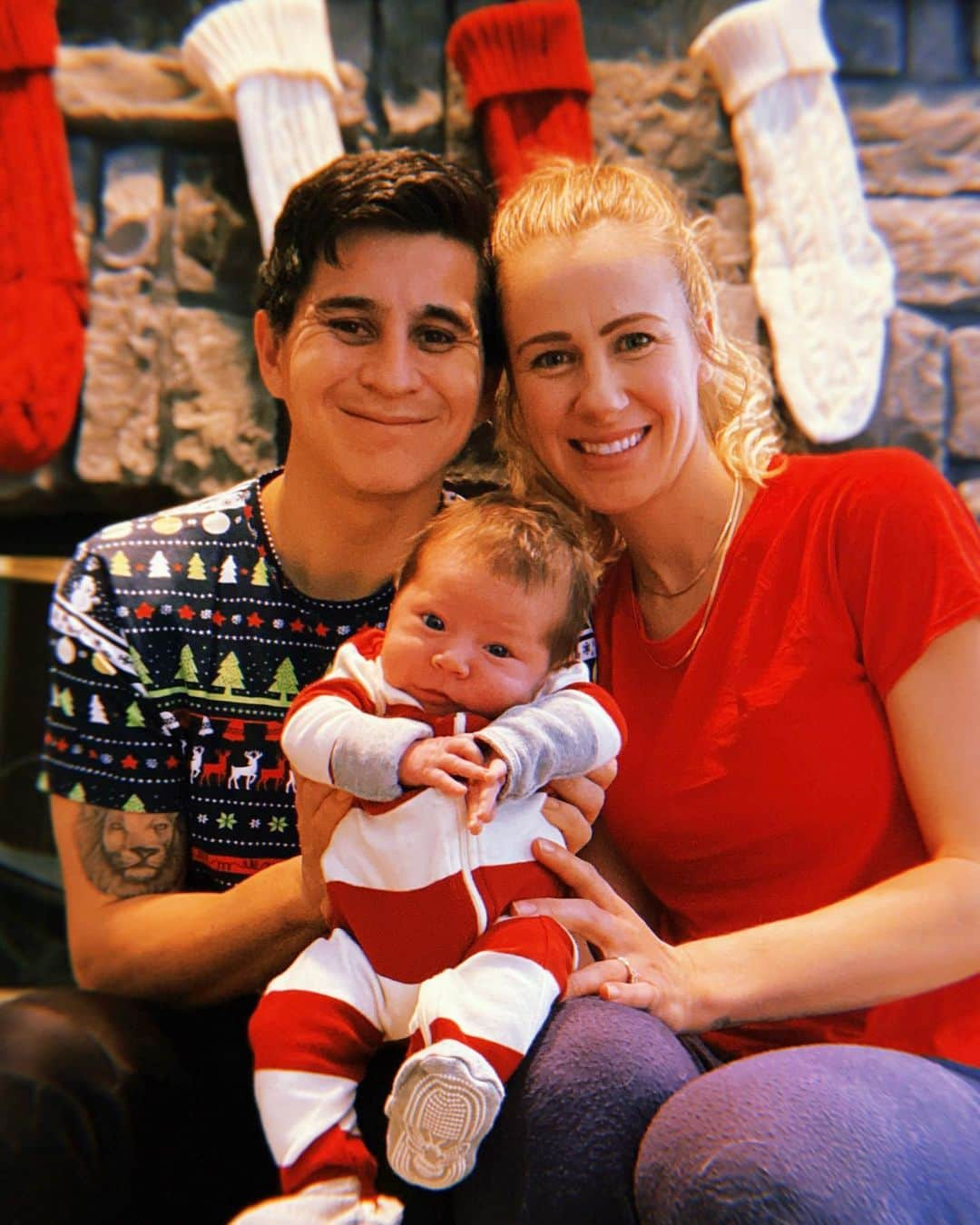 ベヴァリー・ゴーベル・ヤネズのインスタグラム：「1st Christmas as Mom and Dad 🎄♥️」