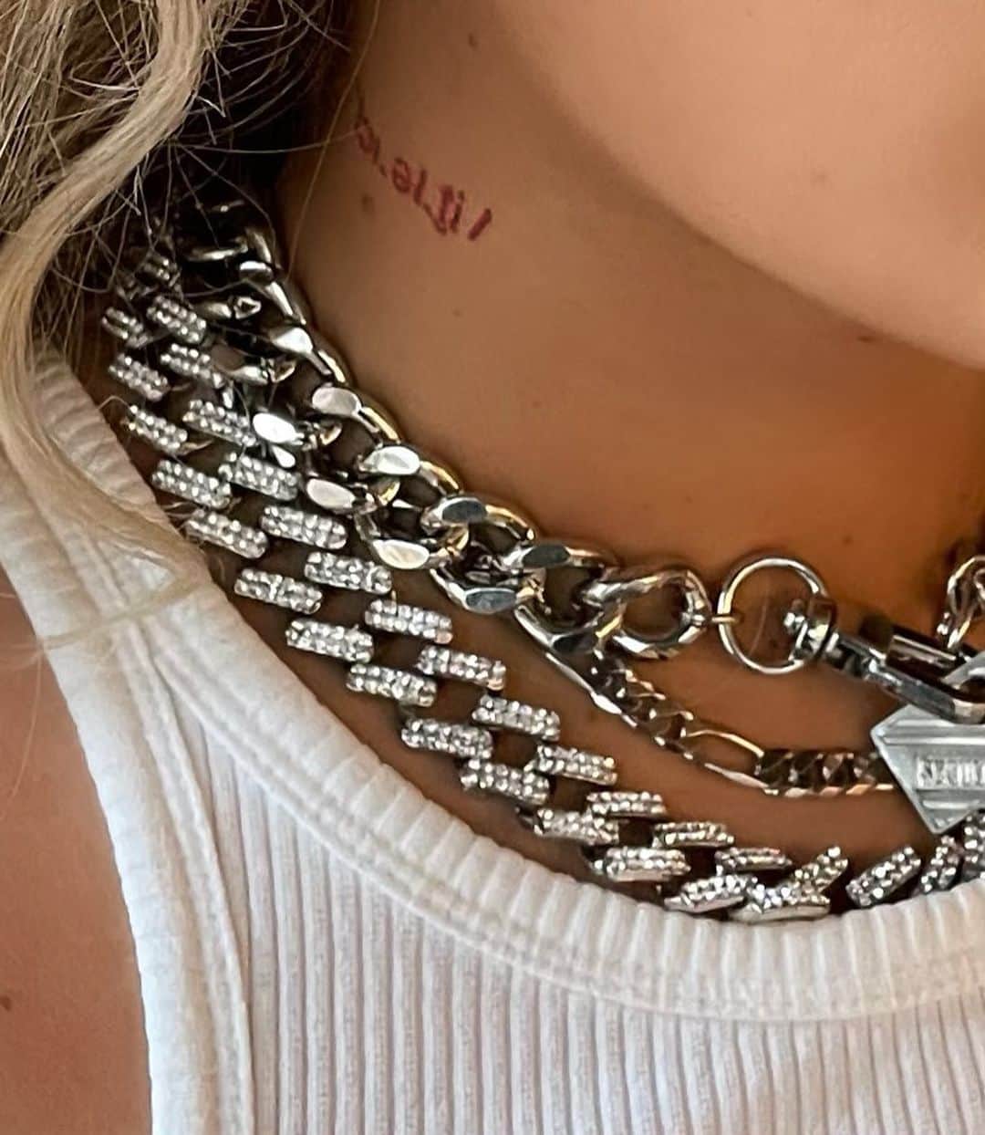 ファニー・リックマンのインスタグラム：「Detail pics on my last look 🔗」