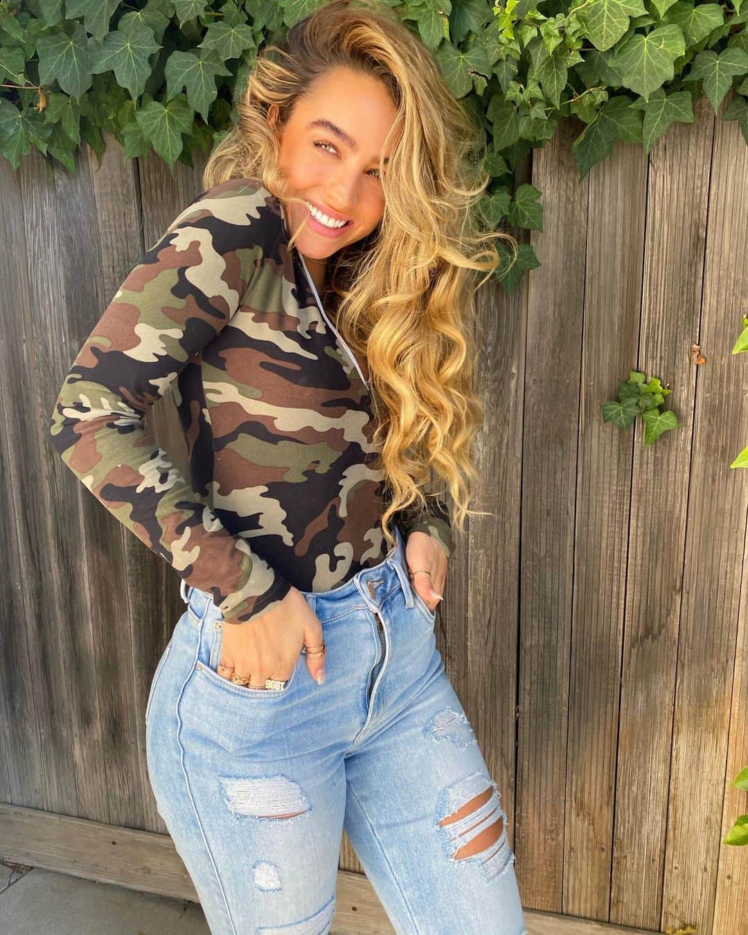 Sommer Rayさんのインスタグラム写真 - (Sommer RayInstagram)「merry christmas loverrrrs 💛 did u get  everything u wanted??  jeans&top- @shopsommerray」12月26日 5時36分 - sommerray
