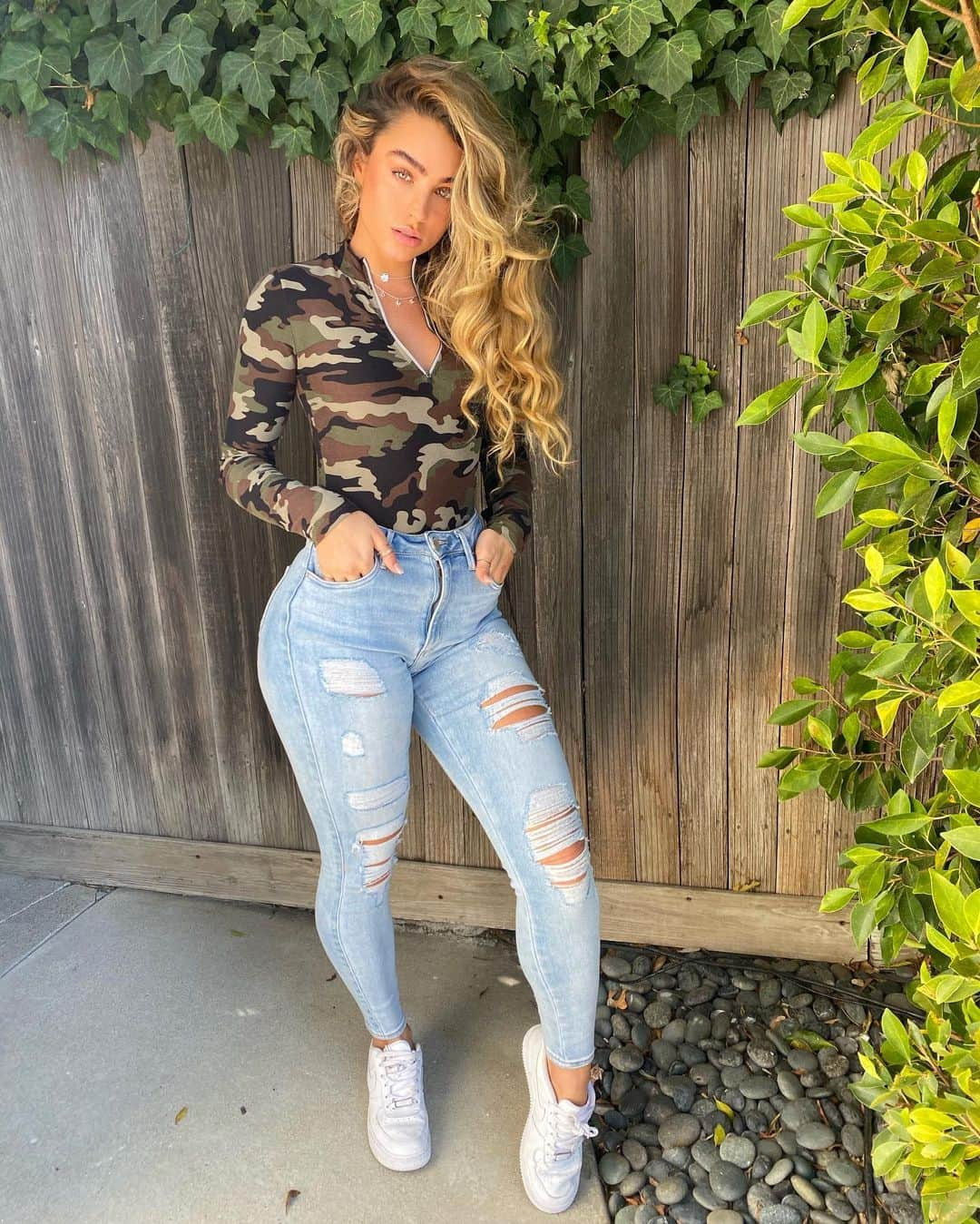 Sommer Rayさんのインスタグラム写真 - (Sommer RayInstagram)「merry christmas loverrrrs 💛 did u get  everything u wanted??  jeans&top- @shopsommerray」12月26日 5時36分 - sommerray