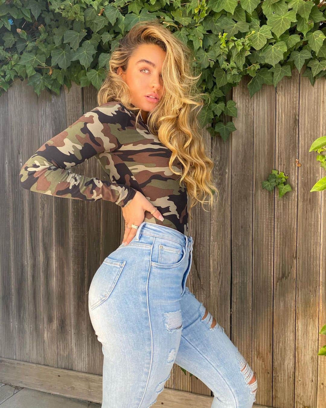 Sommer Rayさんのインスタグラム写真 - (Sommer RayInstagram)「merry christmas loverrrrs 💛 did u get  everything u wanted??  jeans&top- @shopsommerray」12月26日 5時36分 - sommerray