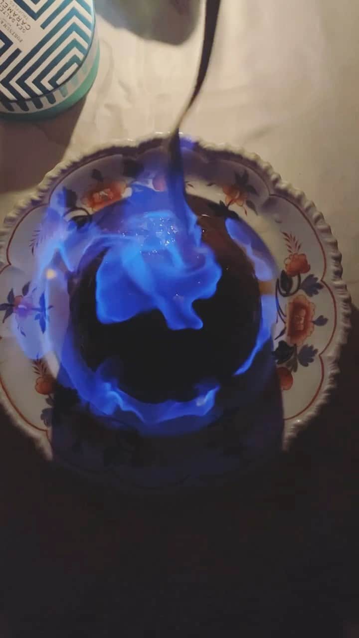 Tea and sittingのインスタグラム：「🌑🔥Hope you’ve all had a lovely, peaceful day...lighting the pudding is probably my favourite part of Christmas 😉🎄」