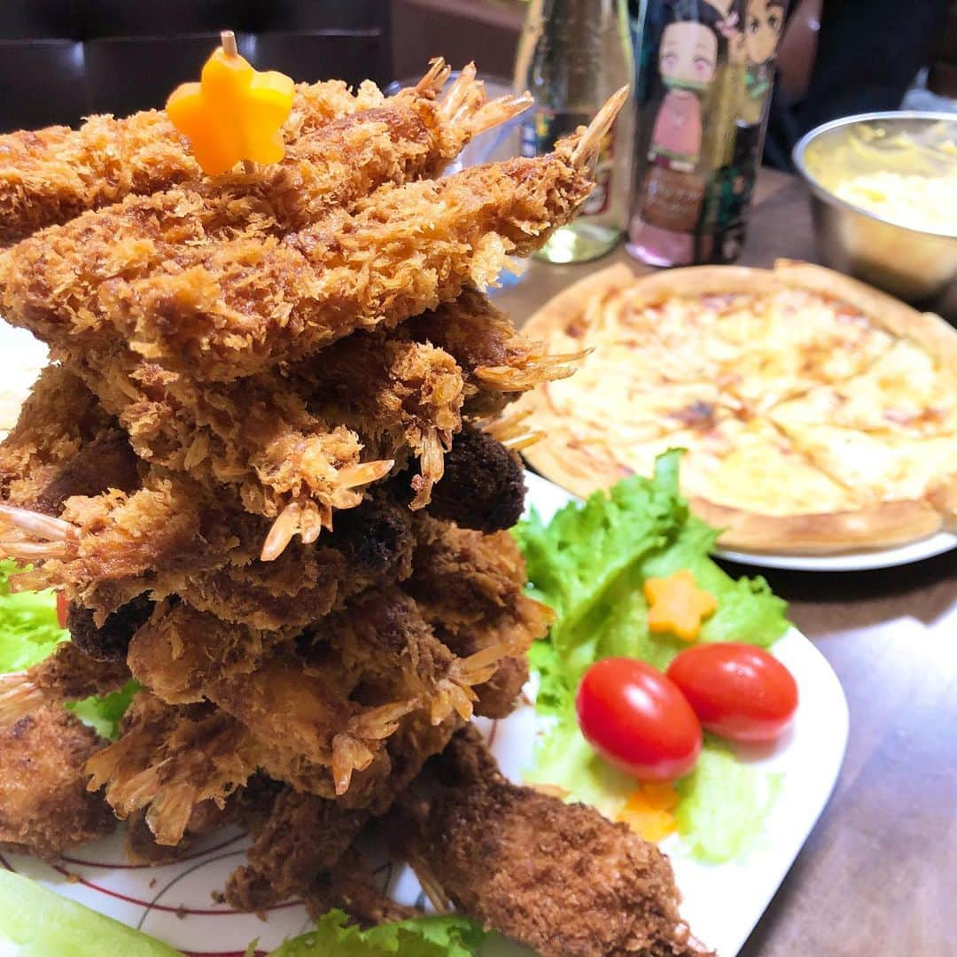 がっちゃんのインスタグラム：「メリークリスマス🎄✨  今年我が家はチキンもケーキもなしでした💦 エビフライ大好きながっちゃんとお父さんが、エビフライをお腹いっぱい食べてみたいというので、エビフライタワーにしようと思ったけど、崩れることを恐れて #エビフライジェンガ になりました🍤 大好きでも、それほど食べないことが分かった（笑） ケーキの代わりに、好きな具材を各自食べられる分だけカップに詰めるトライフルは、毎度私が数日かけてたいらげるケーキの楽しみはなくなったけど、暫くケーキを見たくないって気持ちが湧くこともなくて良かった😊💦  #クリスマス  #クリスマス料理  #エビフライ #エビフライタワー #エビフライジェンガ #ジェンガ #トライフル #パフェ」