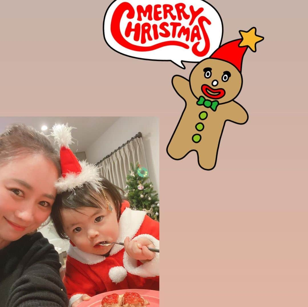 Keikooooooさんのインスタグラム写真 - (KeikooooooInstagram)「Merry Xmas🎄🎅 お家クリスマス。 昨日は仕事で遅くなったから、今日はリベンジ💪🏻👱🏻‍♀️🍽 朝からせっせとケーキ屋さん行ったり、材料買い込んで準備👩🏻‍🍳 久々にちゃんとしたご飯作った気がする😂🍽 ✔︎ローストビーフ ✔︎パエリア ✔︎ザグザグポテト ✔︎トマトのカプレーゼ 娘は、もう大人と同じものが食べれるようになったのでほぼ同じものを一緒に👧🏻🤍 パパの帰りが待てずに前菜から早めにスタート。 パエリアもモリモリ食べてくれて嬉しかった🤍 お店みたいだったって👨🏻サイコーの褒め言葉貰いました~🙌🏻😚 （2020.12.25） #2020xmas #お家クリスマス」12月26日 0時08分 - keity1011