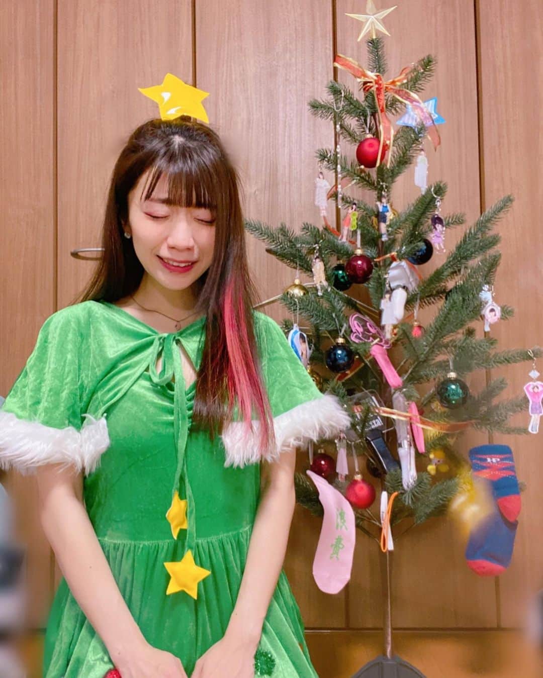 ぱいぱいでか美のインスタグラム：「本物が隣にいるのに… ꙳ #happyholidays #merrychristmas  #クリスマスツリー #ヲタクリスマス #FSK #クリスマスコス #でか美ちゃん ꙳ 今日のイベントはクリスマスツリーになったよ！ 我が家のクリスマスツリーはFSKを飾っています ノリで買ったけど家にツリーあるの最高だから本当に買ってよかったです。 机ないのにツリーあります。 ３枚目のヲタクが撮ってくれてた写真が一番衣装の感じわかる！ クリスマスいろいろ着るけどツリーになったのは初めてでした！」