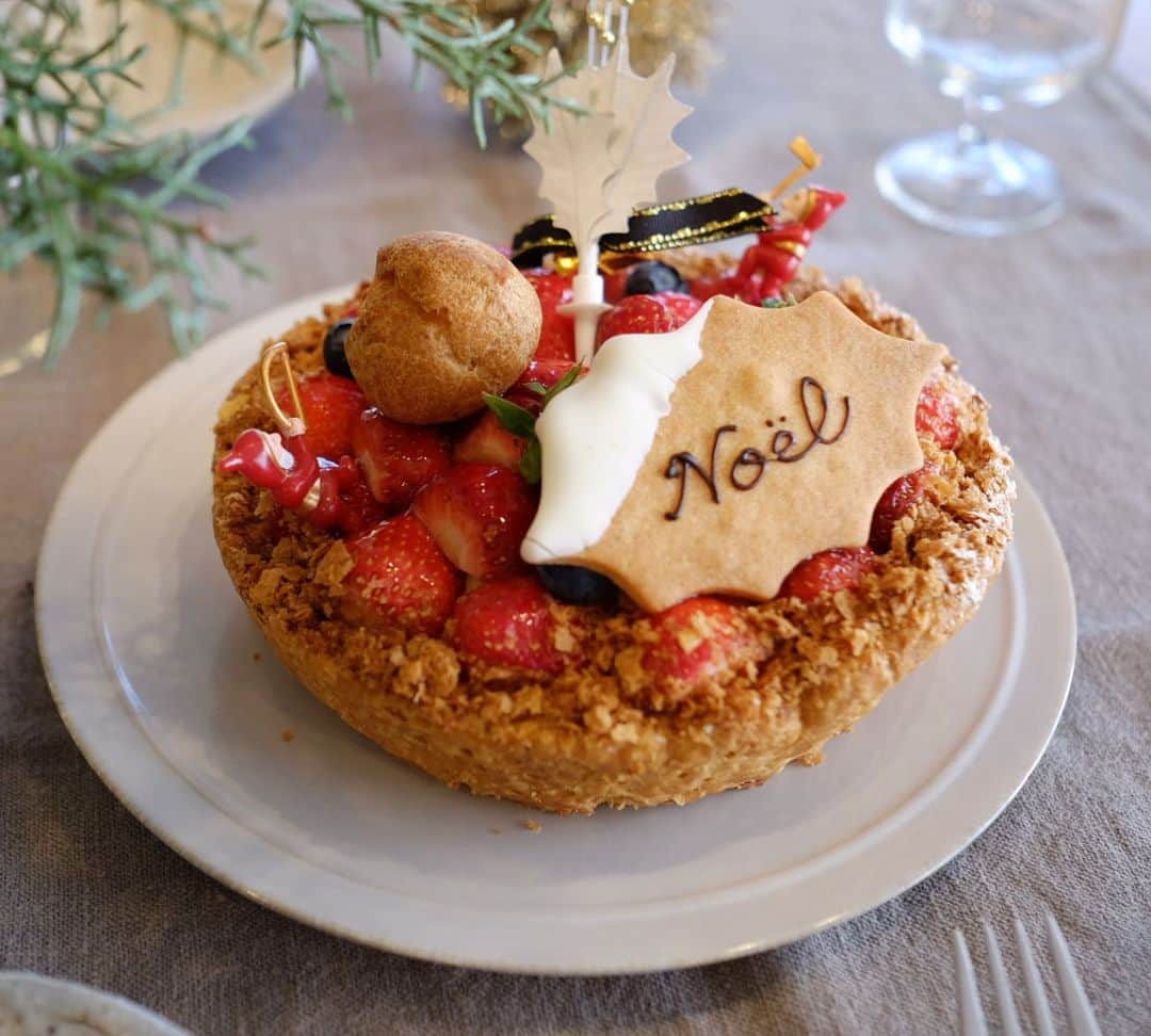 Keikooooooのインスタグラム：「今年のxmas cakeは、 @gowdy.tarte さんのケーキ🍰 最近ハマってるケーキ屋さん。 イチゴのタルトレットを初めて食べた時、あ、、これは…と。あまり流行らないで欲しいパターンのお店が増えました笑。 #もう流行ってるパターン。 #岡山グルメ #岡山ケーキ #gowdy #クリスマスケーキ」