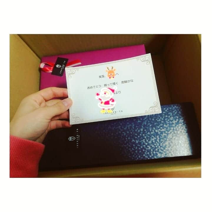 近藤笑菜のインスタグラム：「聞いてください！！！！ この歳になって、家に、サンタが来てくれた😭🎅🎄✨ ピンポン鳴って、ん？何か頼んだっけ？と出たら、地元の大好きな友達からのお届けものが😭🎁 なんて粋なの。そして、なんてサンタなの。 結婚祝いで、と贈ってくれたけど、わざわざカードと熨斗まで！！しかもこの素敵なタイミングよ！！！サンタ！！！🎅 しかもとっても美味しい生ハム😭🍖まじで大好物のやつ…好みドンピシャすぎる。私の脳内見てたのかな。サンタ… 嬉し過ぎたよ。愛が満タン。心の中ハピネスでいっぱい🎄 みなさーーん！！私の周りにこんな素敵な友達いるんですがーーー！ と近所中に言いふらして回りたいくらいの気持ちを夜中なのでSNSに出してしまっている。笑 . ほんとに心がふわふわハピネスだよ…🌈 てる、あやき、本当に本当にありがとう。色々考えて、私のことを想って用意してくれた気持ちが何よりほんとに嬉しくてほんとにほんとにパワーになる。 愛ってエネルギーなんだなやはり… このガソリンで私は年末まで駆け抜けられるぞーーー🐗 . もう日付過ぎてしまったけど！ 皆さまもメリークリスマスでした🎄 クリスマスって心の灯りのようだ🕯️❄️ #very #merry #christmas」