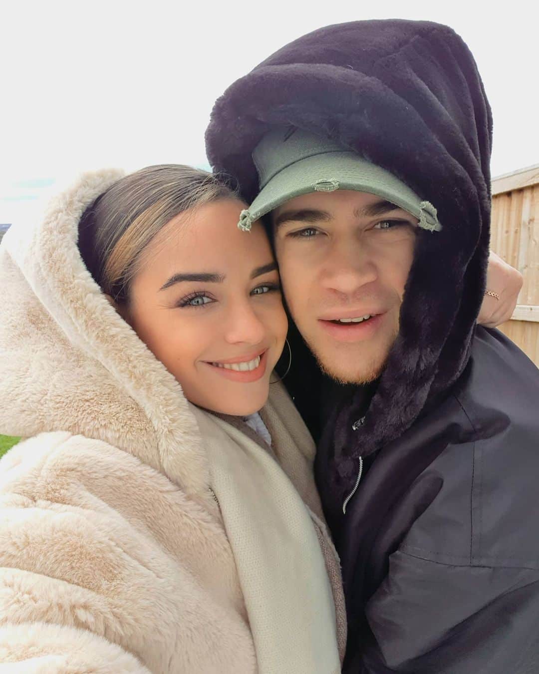 ジョージア・メイ・フットのインスタグラム：「Merry Christmas from me & mine to you & yours 💜 I love you Kris x @krisevansmusic x」
