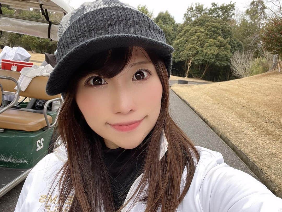 MOMOのインスタグラム：「メリークリスマス🎅🎄 昨日はイヴラウンドしてきました〜😆 久々に#丸の内倶楽部 にいきました！ 寒くなってきてやっぱりいつもより飛ばなくなってきて微妙な距離残しがちで、、アプローチが下手なので昨日は丸の内倶楽部なのにとっても叩きました😂😂  アプローチネット買ったから、もっとたくさん練習します😊  まだ年内ラウンド行くのでうち納めは来週🏃‍♀️⛳️  #富士山 #富士国際ゴルフ倶楽部  #ゴルフ女子 #ゴルフウェア #ゴルフコーデ #ゴルフ好きな人と繋がりたい #ゴルフ好き #ゴルフ初心者  #ゴルフ男子と繋がりたい #ゴルフ場 #golf #golfwear #ゴルフコース #golfgirl #golfswing #골프 #golfstagram  #골프여자 #平日ゴルフ #平日ゴルファー #ゴルフうまくなりたい #ゴルフばか #ゴルフ友達募集中」