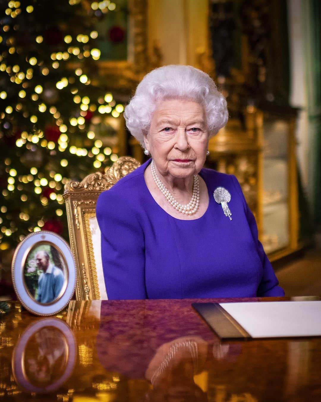 ウィリアム（ケンブリッジ公）さんのインスタグラム写真 - (ウィリアム（ケンブリッジ公）Instagram)「In her 2020 Christmas broadcast, Her Majesty The Queen has reflected on acts of kindness during this extraordinary year. • “In the United Kingdom and around the world, people have risen magnificently to the challenges of the year, and I am so proud and moved by this quiet, indomitable spirit.” • Visit @TheRoyalFamily to watch The Queen’s broadcast in full 🎄」12月26日 0時14分 - princeandprincessofwales