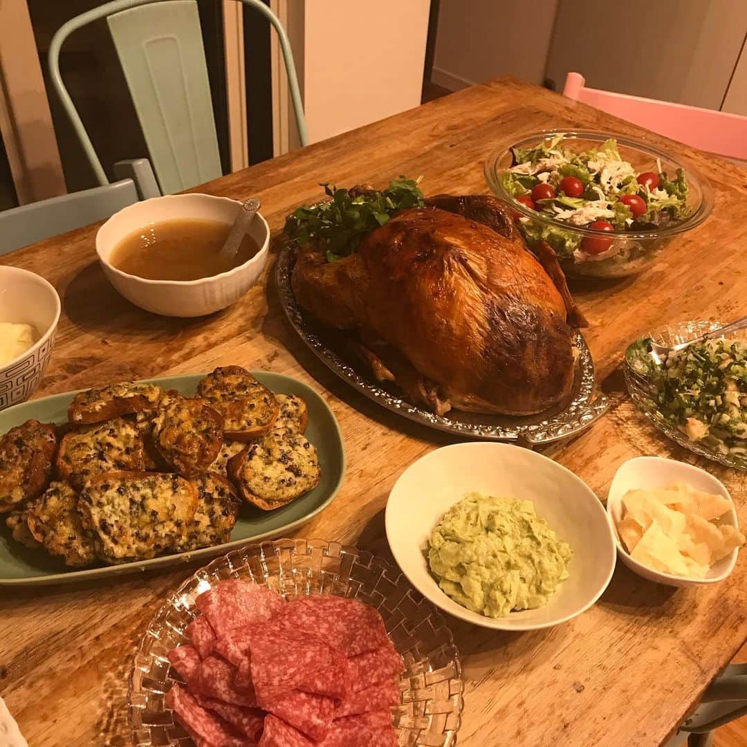 土屋眞弓のインスタグラム：「Christmas dinner 🎄✨  毎年ターキー焼いてます 40年間 クリスマスにしか作らないクッキー、娘たちとサンタクロースのために焼いたクッキーを焼いて 私がずっとやり続けている事 いつまでできるのかな？ 毎年両親、兄弟、友人達と盛大にやっていた事が当たり前だった時代とは変わっていく事が少し寂しくもあり、それも受け入れて そこにいる人達の幸せそうな顔が嬉しくて頑張っちゃう私がいます❣️  Merry Christmas 🎄  全ての人達の幸せをお祈りして 今日のささやかな一日に感謝🙏  #christmas」