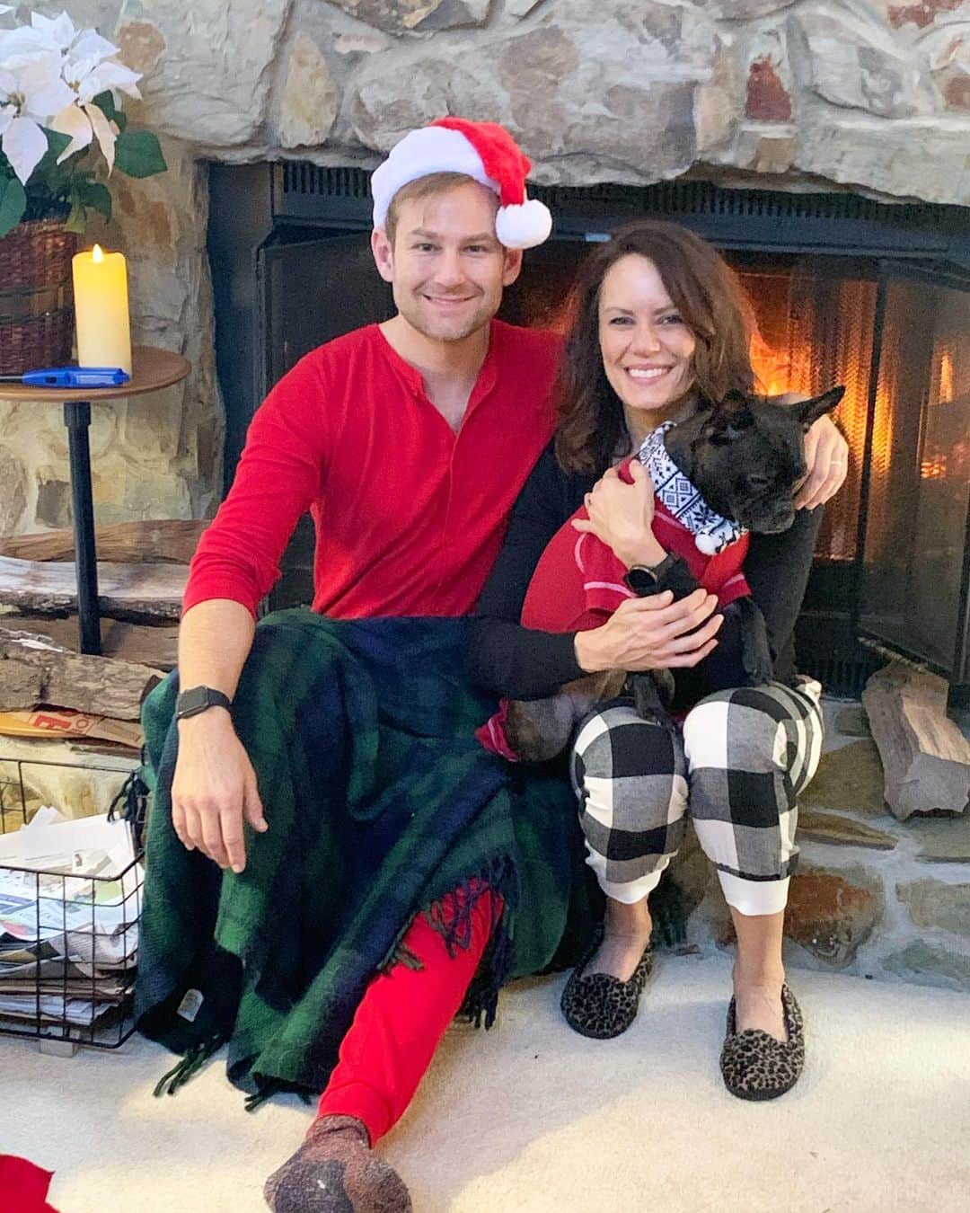 エミリー・スワローのインスタグラム：「Merry Christmas from our family to yours.  May your day be filled with love and light and flannel pjs! 🌟  #merrychristmas #joytotheworld #tidingsofcomfortandjoy #dogpajamaparty  #flannelflanneleverywhere #frenchtonsofinstagram #frenchtonpuppy #frenchton #dogstagram 🌟」