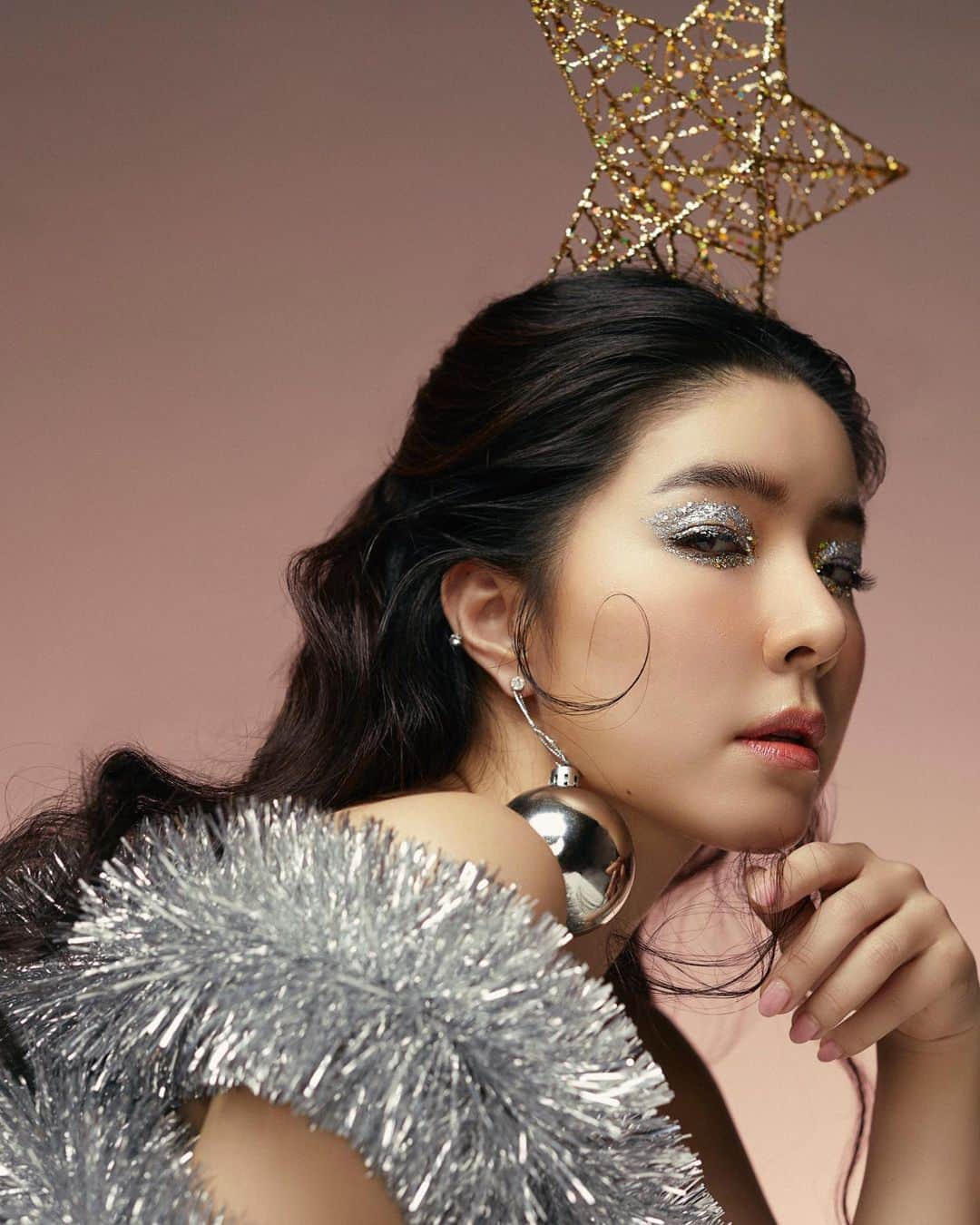 GYEON SEOのインスタグラム：「_* Holly Jolly Christmas 🎄✨ . . MU @minddmakeup  HAIR @komkiss_hairstylist  PHOTOGRAPHER @kkentia」