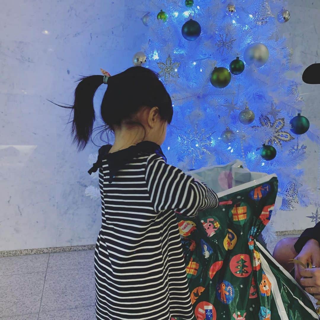 小松美緒のインスタグラム：「Merry Christmas🎄🎄　 おことにも　 朝にサンタさん🎅から　 プレゼントが届き、大興奮♡  ずっと欲しいと言ってた　　　 ゆめいろリカちゃんと　ヘアメイクバック🎀　 これでたくさん楽しんでくれるといいなぁー。　  秒で飽きないでね♡笑」