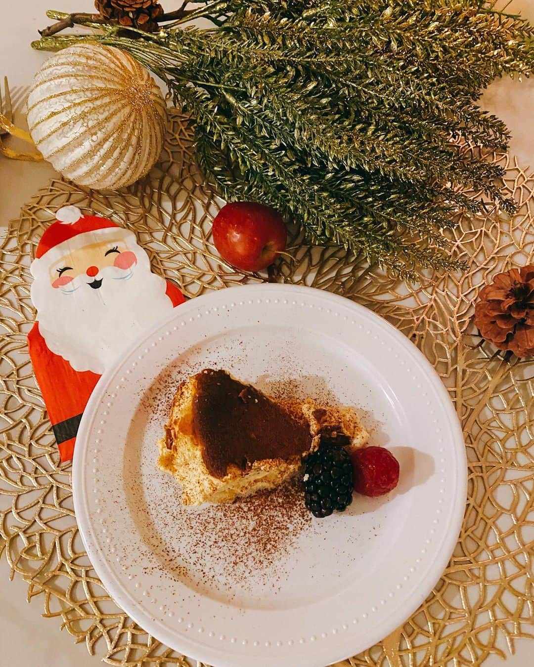 REONAさんのインスタグラム写真 - (REONAInstagram)「エチれおサンタだよ❤︎🤶 どう？？？  今年のクリスマス🎄は#stayhome でホームパティ〜🥂🎂  全て手作りで頑張ったよ❤︎   ３日連続でホームパーティー  当日の今日は1番気合いが入ったな😂  みんなの喜ぶ顔を見れて嬉しい😆来てくれてありがとう😭  頑張ってよかった❤️  さーて！これから片付けよ😂🤮🧼  #エチれおサンタ#今日の朝隣にいましたか？#いなかったら明日の朝隣にいるかもよ#今日も頑張るエチれおでありました#明日は有酸素多目で #christmas」12月26日 0時23分 - reona.0504