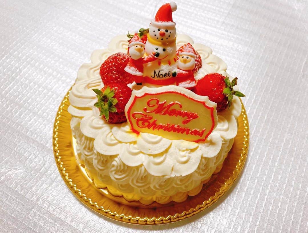 真仲りえのインスタグラム：「「L’OLIOLI 365 by Anniversary」  のケーキがめちゃくちゃ可愛くて美味しかった！！ 四季折々っていう意味が名前に込められてて、365日を彩るお菓子のお店だそうです☺️ 可愛くて美味しいっていいよね💕 お友達の配信にゲストでお呼ばれしてきました☺️  #声優 #役者 #クリスマス # Xmas #クリスマス配信 #L’OLIOLI 365 by Anniversary #ロリオリ365 #ケーキ可愛い #また食べたい #甘いものが好き」