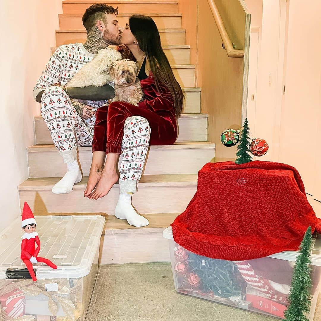 ミア・ハリファさんのインスタグラム写真 - (ミア・ハリファInstagram)「Best I could do this year was stare at the decor bins for 5 weeks until it was too late to actually decorate. Happy Fucking Christmas, everyone 🎄」12月26日 0時27分 - miakhalifa