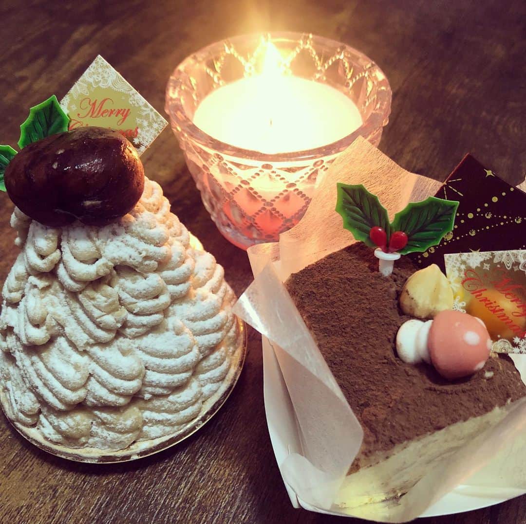 あつひろのインスタグラム：「遅くなりましたが Merry Christmas 🎄✨ こんな時間やけど今夜はええよね🍰  火を見るとなんか心落ち着く🕯  #クリスマス #Xmas #christmas」