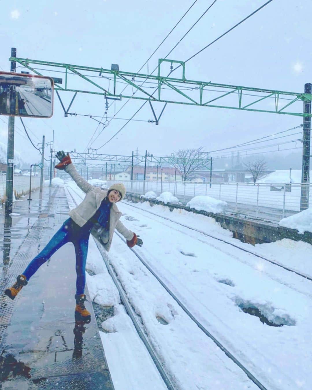 渡辺由布子さんのインスタグラム写真 - (渡辺由布子Instagram)「☃️  半年前から計画していたクリスマス旅行✈︎ 思いがけずホワイトクリスマスに❄︎  1時間に1本しか来ないローカル線が大雪のため大幅遅延。 無人駅で待ちぼうけ😨  #地方あるある  #ワンマン運転  #メリクリ #クリスマス #christmas #whitechristmas  #snowing  #JapanTrip #discoverjapan  #1225  📍 #MinamiUonuma (#南魚沼 ) #Niigata (#新潟 ) #🇯🇵」12月26日 0時28分 - watanabe_yuko