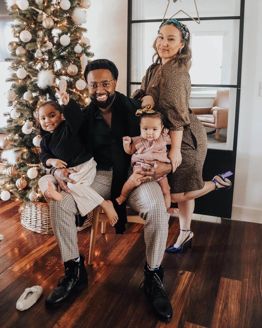 ALDO shoesさんのインスタグラム写真 - (ALDO shoesInstagram)「Happy Holidays from our crew to yours. Adorable family portrait by @homeoftheharveys, all decked in #AldoShoes. #AldoCrew」12月26日 0時29分 - aldo_shoes