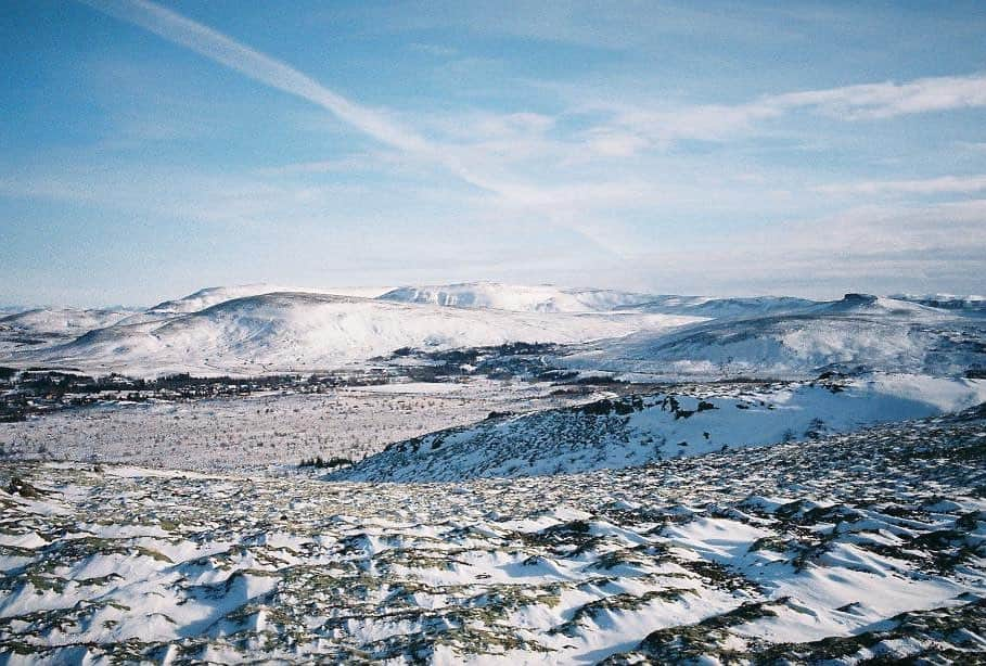 Of Monsters and Menさんのインスタグラム写真 - (Of Monsters and MenInstagram)「Wishing everyone a safe, healthy, and happy holidays from Iceland☃️🎄  - OMAM 💙」12月26日 0時39分 - ofmonstersandmen