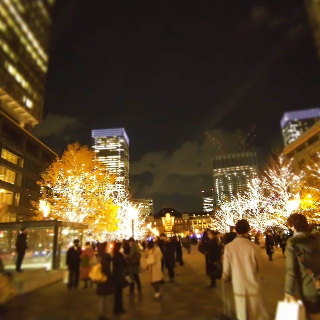 高口里純のインスタグラム：「イルミネーションIN丸の内☃️🎄✨ 八時までだった…だろうよ…😖さっさと帰途についたのでした。  #イルミネーション#丸の内#東京駅#クリスマス  #illumination」