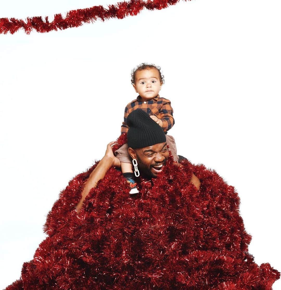 Paul Octaviousのインスタグラム：「Tinsel Daddy & Seb ✨❤️ Perhaps my fav photo...😂 Happy Holidays 😘✨」