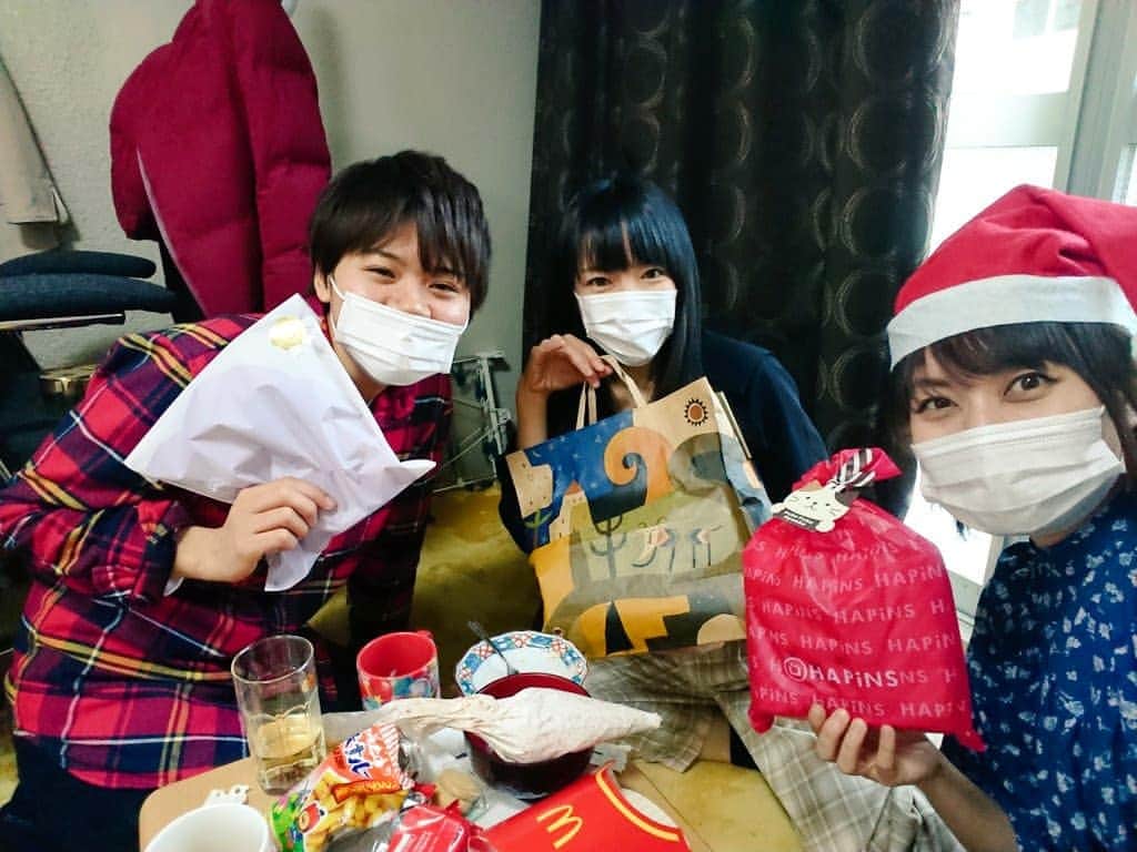 のインスタグラム：「プレゼント交換もしちゃいました🍀✨  クリスマス会✨ クリスマスらしいことができて、よかった🌷  今年は本当に本当に 色々ありましたが、 みなさまにも ほっとできる瞬間が少しでも多くありますように✨  仲良しのメルヘンちゃんと、はりうちゃんと🍀  #クリスマス  #クリスマス会 #ねこタオル」