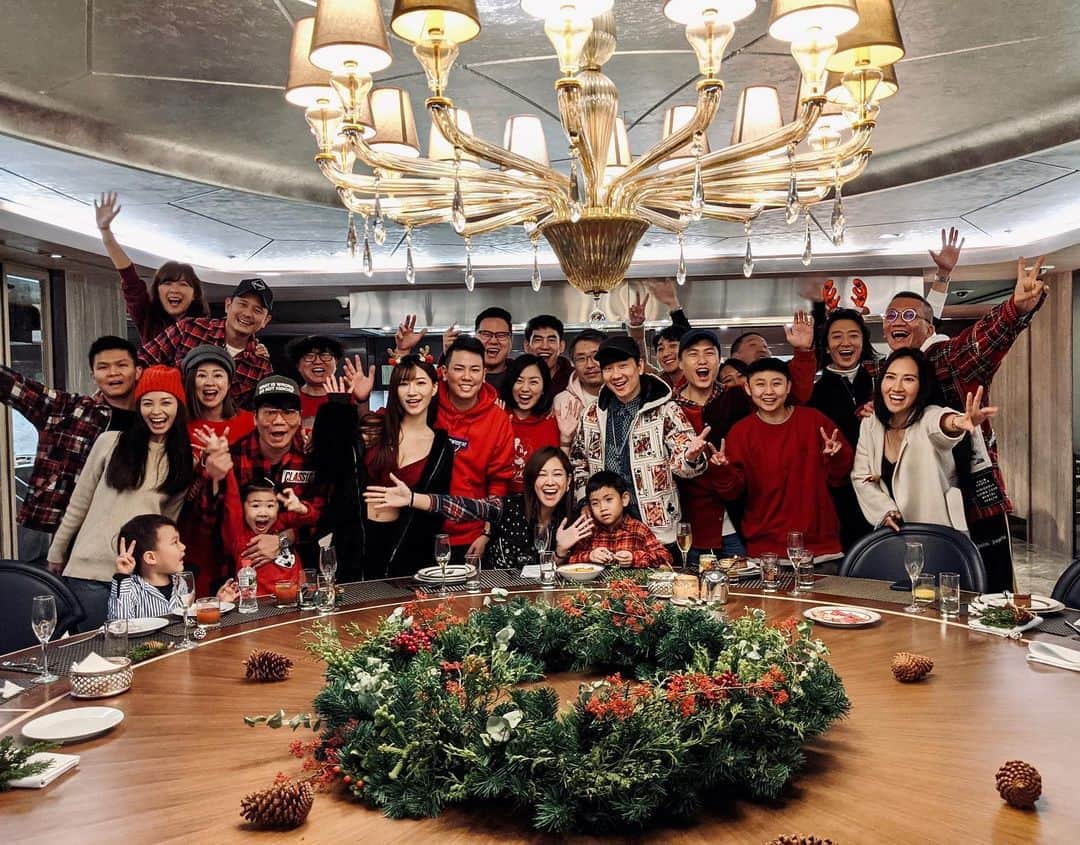 林俊傑のインスタグラム：「Christmas dinner with the fam. 感恩有這樣的機會，這樣的溫暖，一起度過重要的節日。  #christmasdinner #merrychristmas」