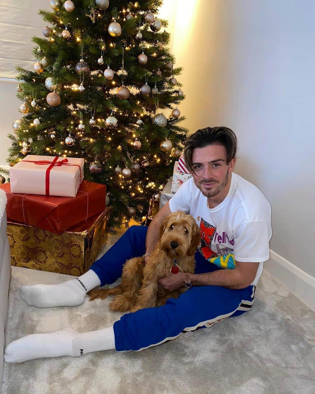 ジャック・グリーリッシュのインスタグラム：「Merry Christmas everyone 🎄🎅🏻❤️」
