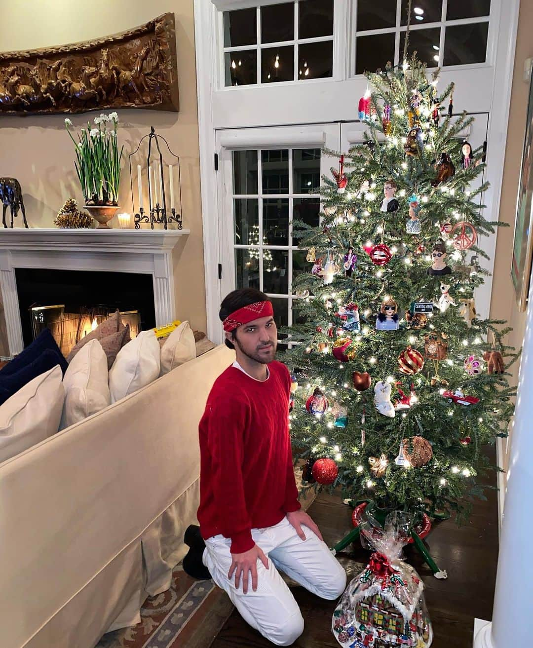 アンドリュー・ウォーレンさんのインスタグラム写真 - (アンドリュー・ウォーレンInstagram)「When the only thing needed under the tree is myself ;) Happy Holidays to all ❤️」12月26日 0時36分 - adwarren