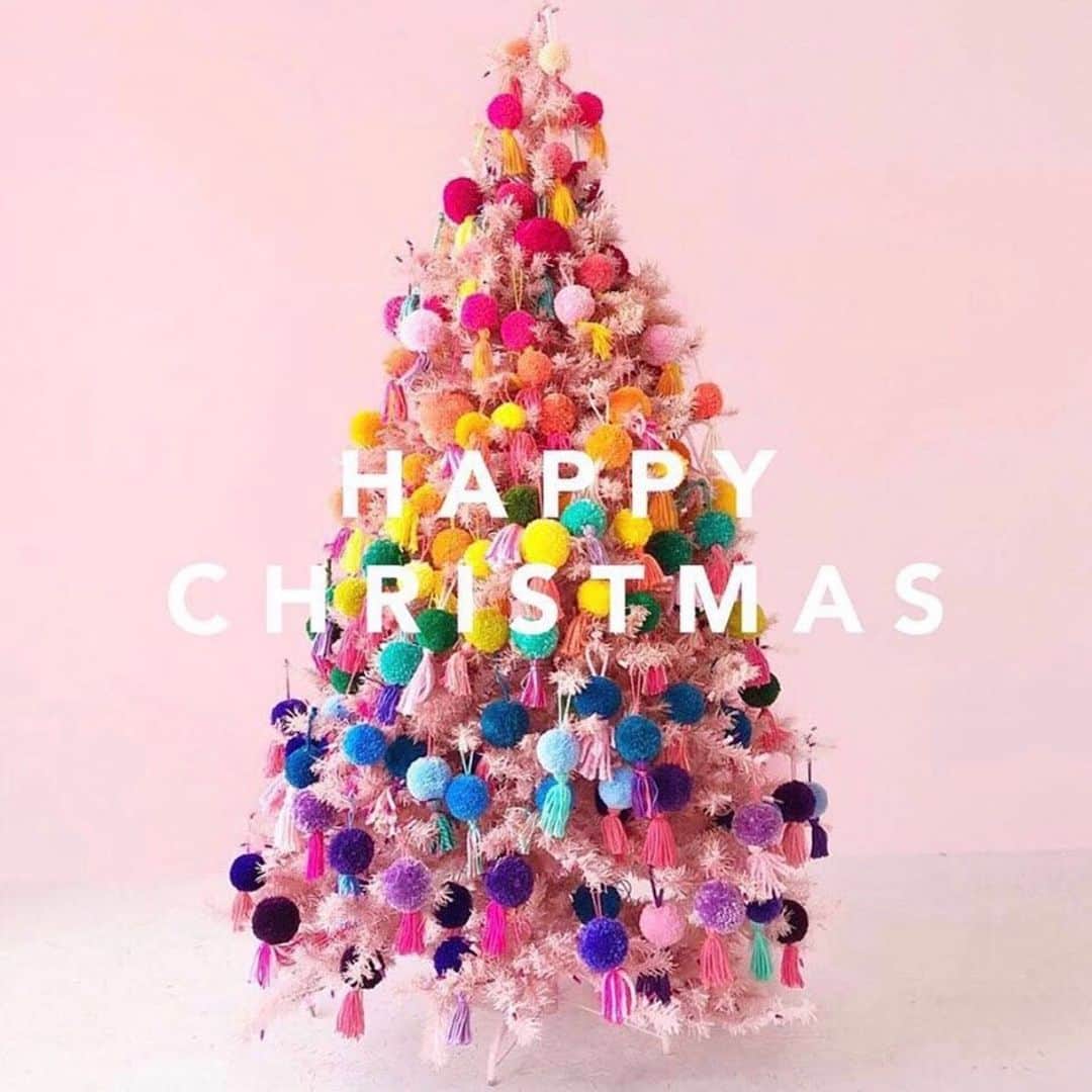 のインスタグラム：「Wishing you all peace and joy and a happy healthy new year to come.  #christmas #merrychristmas🎄 #pompoms #azuni #azunilondon」