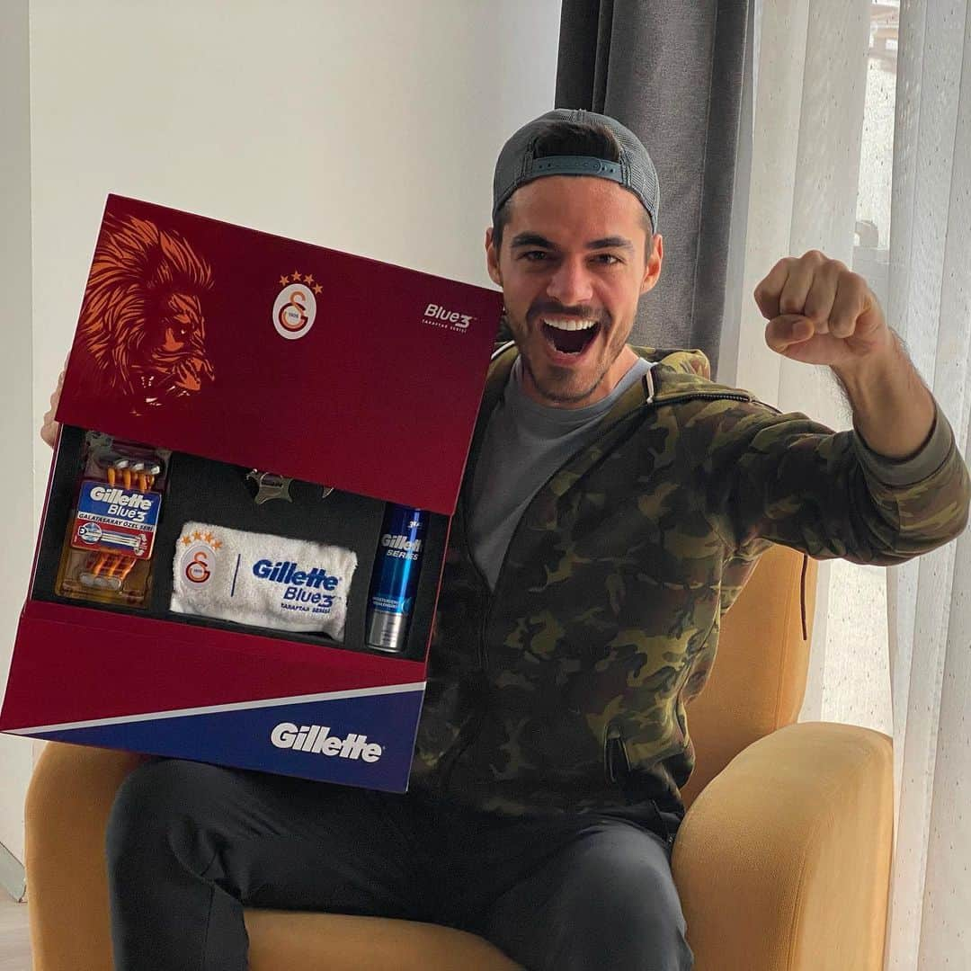 Berk Atanのインスタグラム：「Tıraş olurken bile Galatasaray 💛❤️ @gilletteturkiye Lisanslı Blue3 Taraftar Özel Serisiyle tıraş olurken, takımınızı saha dışında da destekleyebilirsiniz! Serinin Beşiktaş ve Fenerbahçe ürünleri de var. 😏#HerTıraşınGolOlsun」