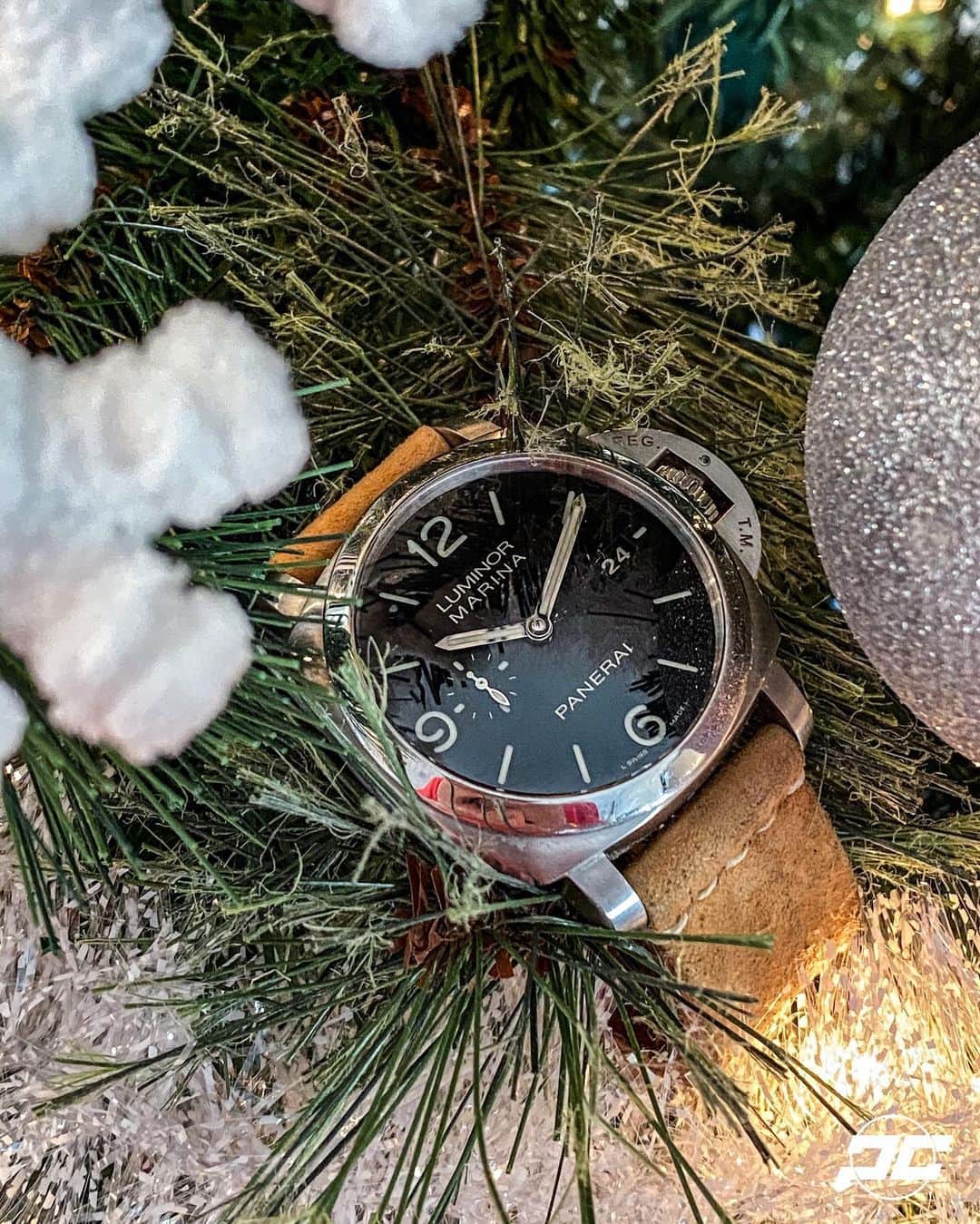 パネライのインスタグラム：「Wishing everyone a very happy holidays! Enjoy the time around your loved ones no matter how you celebrate! Rocking my trusty #Panerai #PAM312! #paneraicentral」