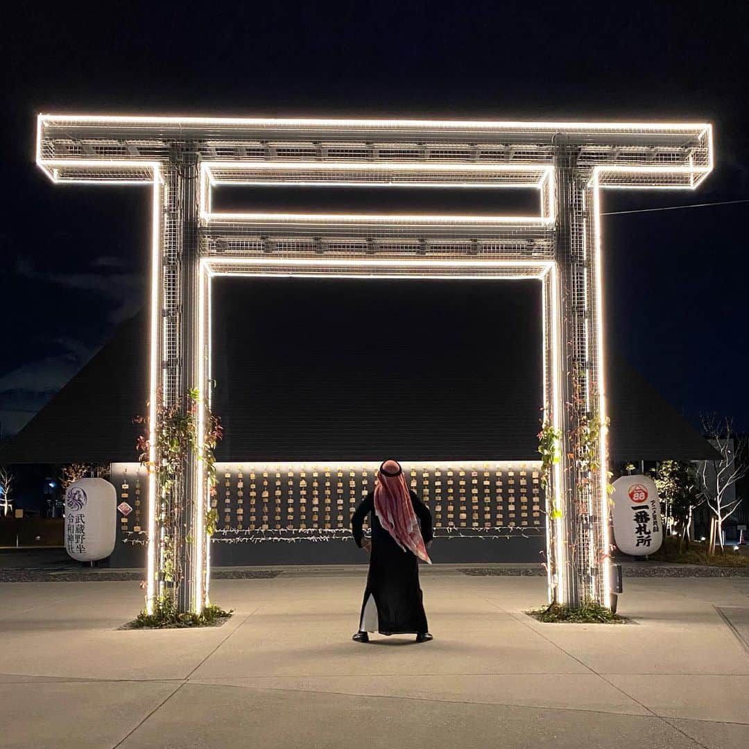 鷹鳥屋明のインスタグラム：「هل رأيته؟⛩هذا "توري"  (بـاليابانية: 鳥居TORII مجثم الطيور، سمي بذلك لأن الطيور كانت تحط فوقه) هو هيكل -من الخشب في الأغلب- على شكل بوابة، يتم عن طريقه تحديد المداخل إلى المزارات الشنتوية.⛩」