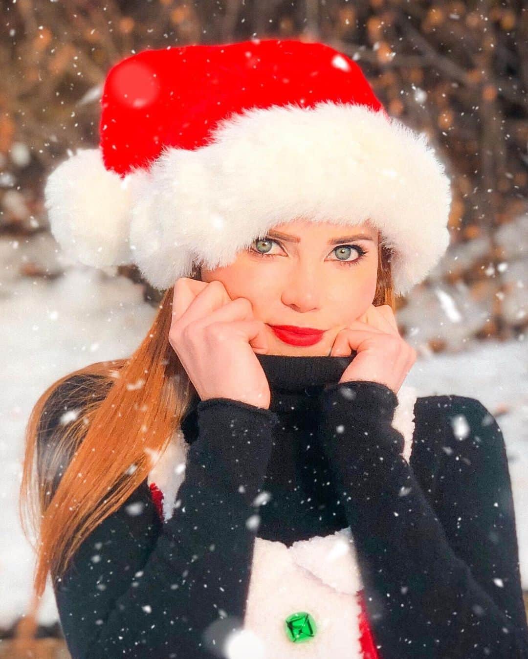 のインスタグラム：「Merry Christmas ❤️  -  This Christmas is different than the rest but I’m doing my best to count all the my blessings. 🙏 My Christmas wish for you is that, I hope you can find gratitude & love in your heart whether it’s for something big or small. I hope you can exhale and take today to give your mind and your heart some quiet personal time; to have some peace in your soul and to quiet the world. May you call (or tell) those you love you love em’ & may you feel rich in conversation & shower them with appreciation! 🙏There’s a lot of things I am sad about in life, especially today with missing my dad. So many emotions, but it’s the season to spread hope and love. So hi, I love you, and we’re gonna be okay ❤️  (Also it did not snow this is just a fun snow filter 😂)」