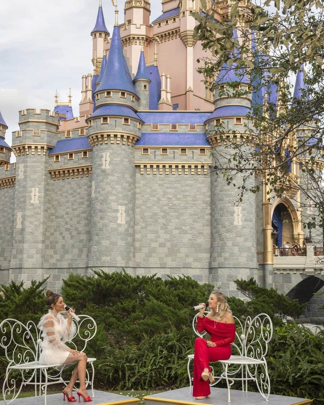 アメリカン・ブロードキャスティング・カンパニーのインスタグラム：「It wouldn’t be a holly jolly #DisneyChristmasCelebration without a performance from @maddieandtae at @waltdisneyworld 🥰」