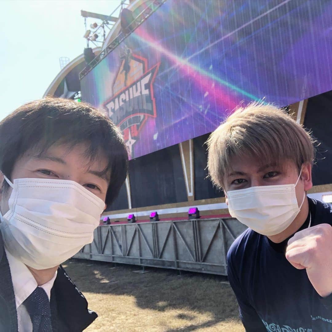 砂川信哉のインスタグラム：「SASUKE放送まであと3日じゃん！！ 東大王でもいつもお世話になっている杉山アナと☺︎」
