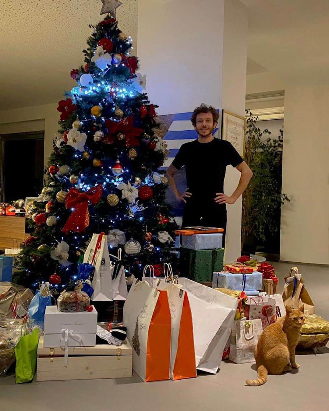 バレンティーノ・ロッシのインスタグラム：「Buon Natale a tutti!!(anche da Rossano) Merry Christmas everyone  🎅🏼🎄💫」