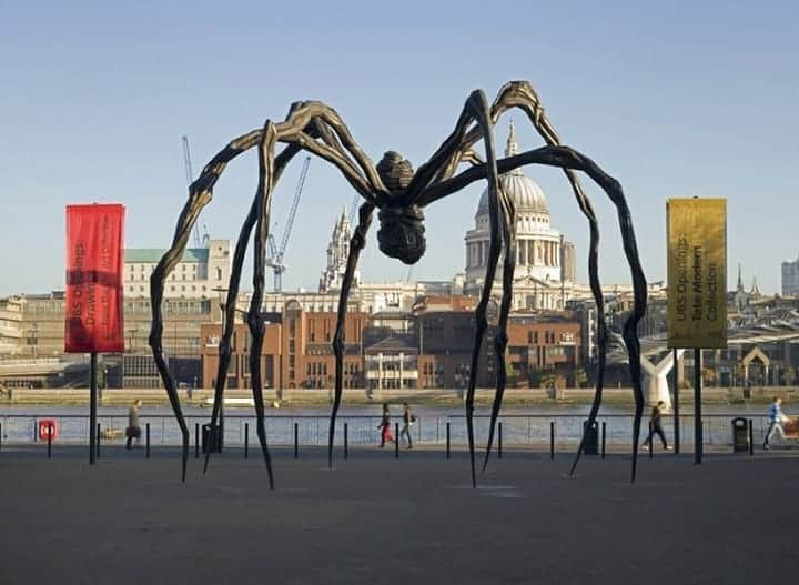 テート・ギャラリーさんのインスタグラム写真 - (テート・ギャラリーInstagram)「💚❤️ 'I transform hate into love' - Louise Bourgeois, born #onthisday in 1911. We hope your Christmas day is filled with joy and love, wherever you are in the world.  And as we enter a new year, filled with scary unknowns and big opportunities, let us look to Maman as a mammoth, steel symbol of strength, beauty, and restorative power. ​🖤🕷️ ​ ​Louise Bourgeois' Maman 1999 was on display at the opening of Tate Modern in May 2000.」12月26日 0時49分 - tate